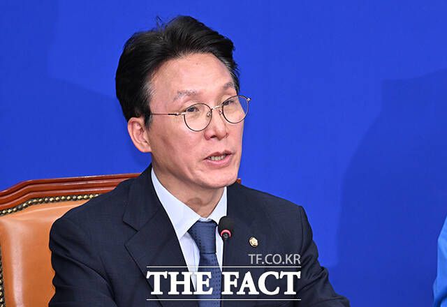 국민의힘이 김문수 대선 후보의 자격을 박탈하고 한덕수 후보를 재선출하는 절차에 착수하자 김민석 더불어민주당 중앙선거대책위원회 상임공동선대위원장은 "먹튀 전문 양파남의 일생을 대통령 후보까지 먹고 튀는 걸로 마감하지 않기를 바란다"며 강하게 비판했다. /박헌우 기자
