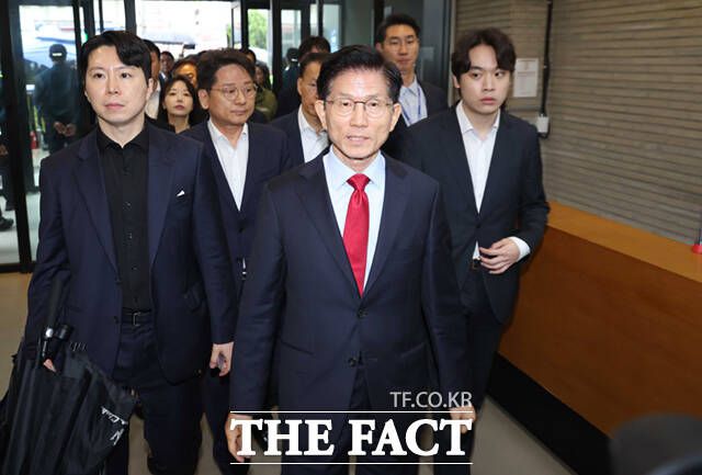 김문수 국민의힘 대선후보가 10일 오전 서울 여의도 캠프 사무실에서 당 지도부가 대선 후보 재선출 절차를 밟는 것에 대한 입장 발표를 마치고 중앙당사로 들어서고 있다. /뉴시스