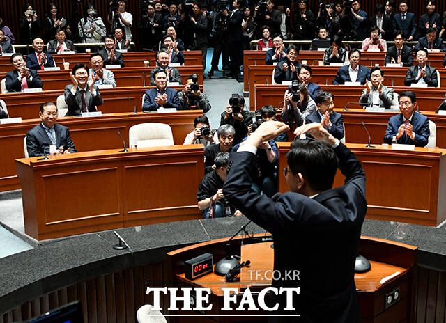 김 후보가 9일 오후 서울 여의도 국회에서 열린 의원총회에 참석해 인사말을 하며 하트 포즈를 취한 모습. /배정한 기자