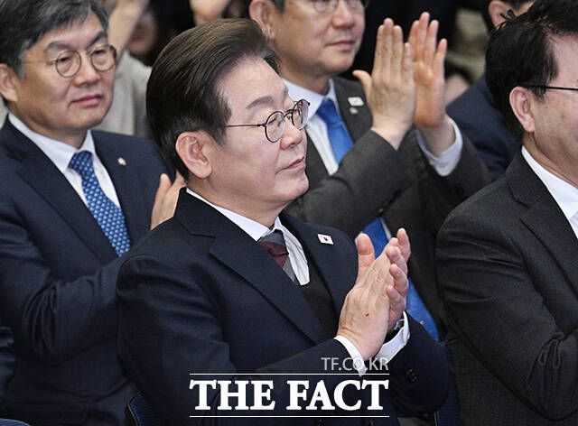 이 후보는 같은 날 서울 영등포구 중소기업중앙회에서 열린 민주당 중앙선대위 직능본부 민생정책 협약식 후 "김 의원처럼 원칙을 지키고 국민의 입장에서 판단, 행동하는 정치인들은 흔하지 않은 귀한 존재들"이라며 김 의원의 탈당에 대해 긍정적으로 평가했다. /박헌우 기자