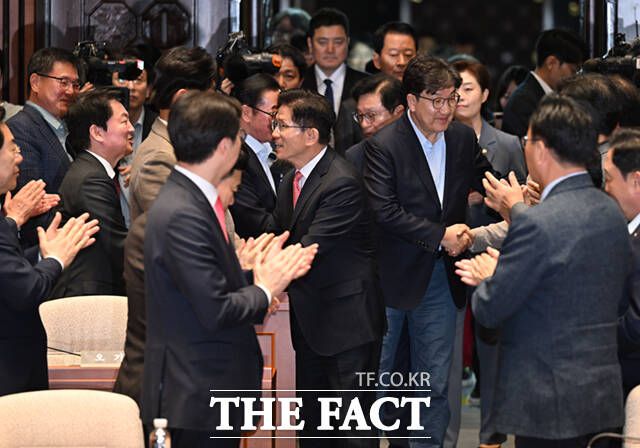 의원총회에 참석하며 의원들과 인사 나누는 김문수 국민의힘 대선후보와 권성동 원내대표.