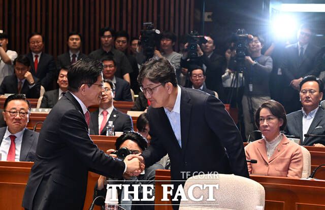 '과거는 잊고...원팀으로' 손 잡은 김문수-권성동.