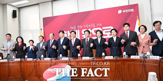 김문수 국민의힘 대선후보가 11일 오후 서울 여의도 국회에서 열린 중앙선거대책위원회 회의에 참석해 공동선대위원장 등 참석자들과 기념촬영하고 있다.