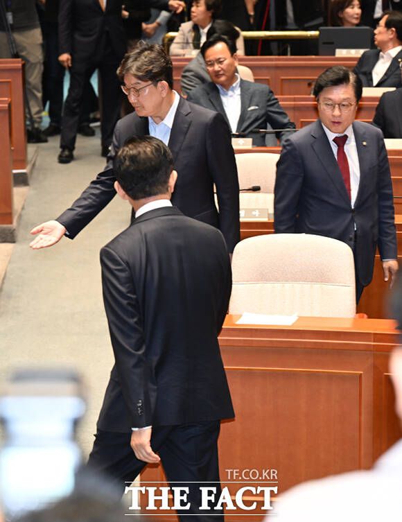 김문수 후보에게 자리를 안내하는 권성동 원내대표.