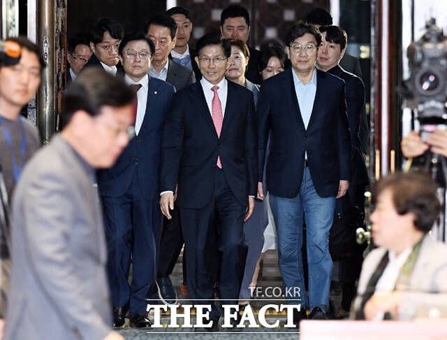 김문수 국민의힘 대선후보(가운데)와 권성동 국민의힘 원내대표(오른쪽)가 11일 오후 서울 여의도 국회에서 열린 의원총회에 나란히 참석하고 있다.