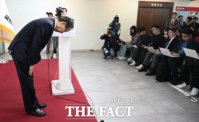 10일 오후 서울 여의도 국민의힘 중앙당사에서 기자회견을 하며 인사하는 한덕수 대선 예비후보. /이새롬 기자