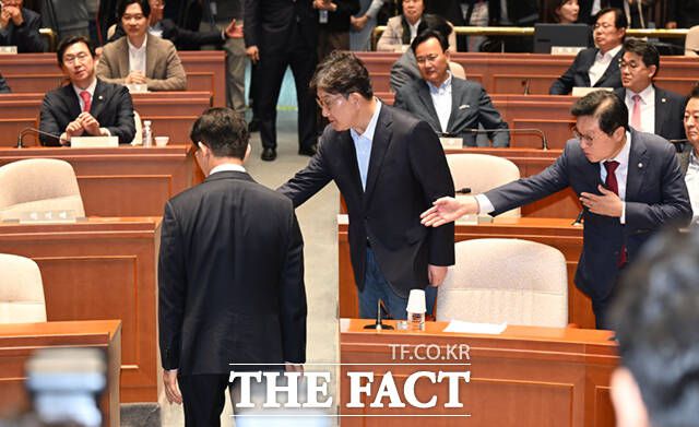 권성동 원내대표와 함께 김 후보의 자리를 안내하는 박형수 원내수석부대표(오른쪽).