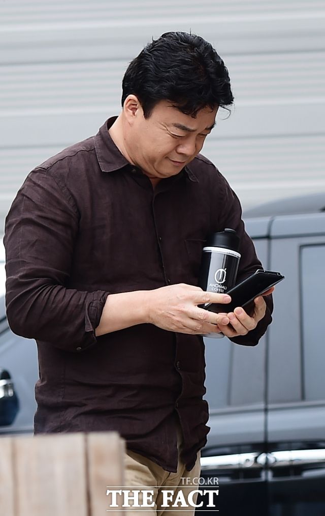 백종원은 현재 여러 논란과 의혹 등 악재가 겹치면서 사면초가에 빠져 있다. 방송활동 중단 선언은 복잡하게 얽힌 난제에 대한 돌파구인 셈이고, 그만큼 상황적 절박한 심정이 고스란히 배어있다. /더팩트 DB