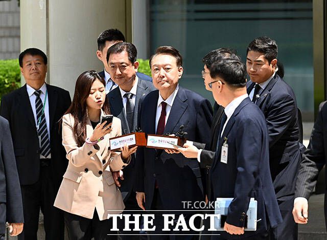 12·3 비상계엄 사태와 관련해 내란 우두머리 혐의 등으로 기소된 윤석열 전 대통령이 12일 서울 서초구 서울중앙지방법원에서 열린 3차 공판에서 오전 공판을 마치고 법원을 나서고 있다. /사진공동취재단