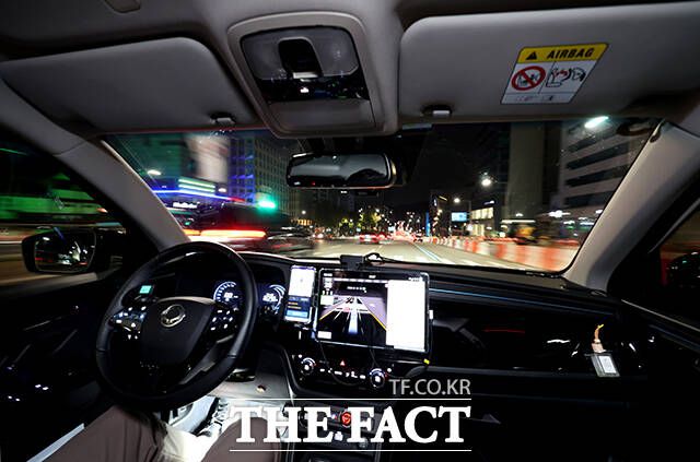 올해부터 2029년까지 국비 150억원 등 217억5000만원을 투입해 고신뢰 반도체 상용화를 위한 검사·검증 지원 사업을 벌인다. 사진은 국내 첫 심야 자율주행 택시의 시범운행 모습. /더팩트 DB