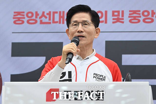 김문수 국민의힘 대선 후보가 12일 오전 서울 영등포구 여의도 국민의힘 중앙당사에서 열린 중앙선대위 임명장 수여식에서 인사말을 하고 있다. /여의도=박헌우 기자