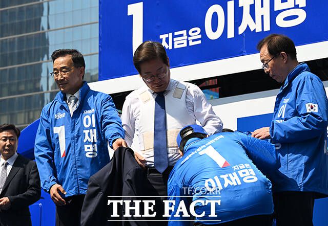 유세 곳곳에서 이 후보는 지난 대선의 패배를 언급하며, 그 시간 동안의 성찰과 책임감을 강조했다. 광화문에서는 "제 부족함으로 지난 대선에서 아쉽게도 졌다. 모두에게 절실했던 그 약속을 지키지 못했다"며 "패배 그 이후가 더욱 아팠다. 실패를 되풀이하지 않도록 더 지독하게 준비했다"고 밝혔다. /배정한 기자