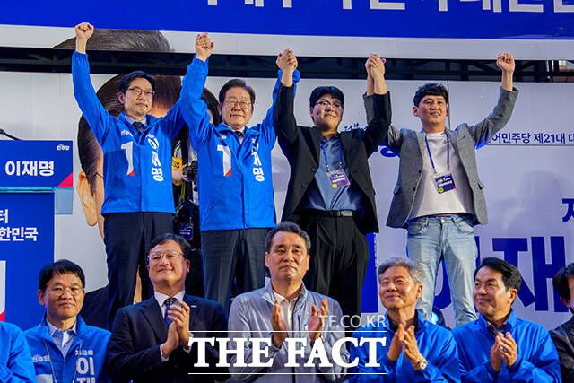 이 후보가 김경수 전 경남지사(맨 왼쪽) 등과 함께 손을 들어 지지자들에게 인사하고 있다.