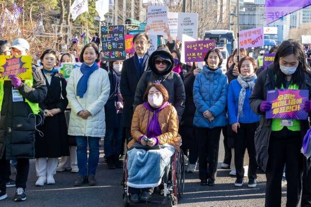 A 씨는 혁신당을 향해 "젠더 감수성은 선택이 아닌 책임"이라고 강조했다. 지난해 3월 열린 세계여성의날 기념 '한국여성대회'에 참석한 조국 전 대표와 혁신당 의원들의 모습. /조국혁신당