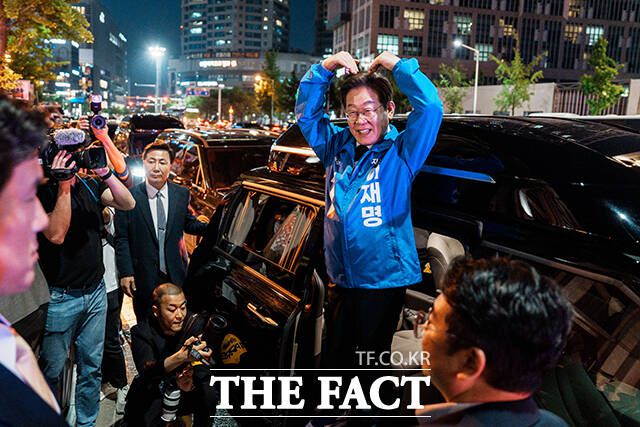 집중유세를 마치고 지지자를 향해 '머리 위로 하트'.