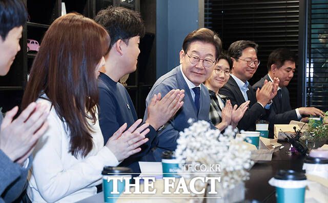 이 후보는 이날 오전 10시 서울 광화문 청계광장에서 6.3 대통령 선거 첫 공식 유세를 시작했다. 이어 경기 성남 판교를 찾아 IT업계 종사자들과 브라운백 미팅을 가졌으며 경기 화성 동탄과 대전을 잇달아 방문해 집중 유세를 이어갔다. /국회사진취재단