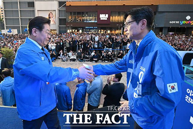 이재명 더불어민주당 대선 후보와 김경수 총괄선대위원장이 악수를 하고 있다.