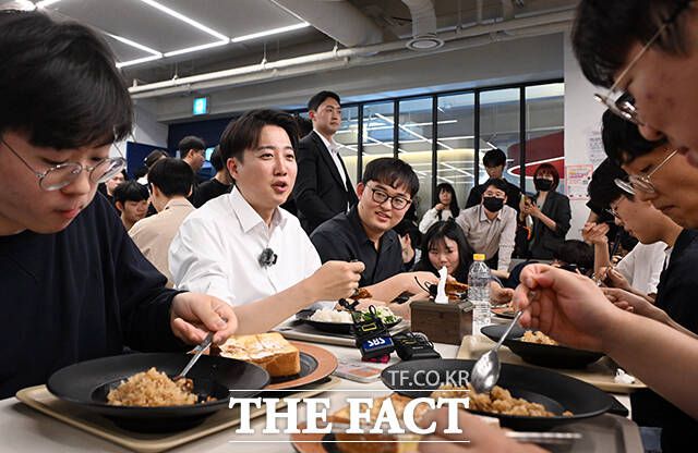 이준석 개혁신당 대선 후보가 13일 오후 대구 북구 경북대학교 학생식당을 찾아 식사중인 학생들과 대화를 나누고 있다. /대구=임영무 기자