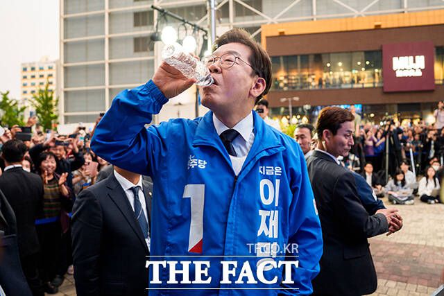 연설 시작하기 전 물을 마시는 이 후보.