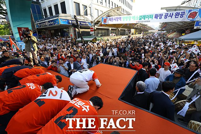 특히 '보수의 심장' 대구에서는 후보 교체 사태의 후폭풍 속에서도 여전히 굳건한 보수 진영의 결집세를 확인했다. 사진은 김 후보가 12일 오후 대구 중구 서문시장을 방문해 시민들에게 큰절하고 있는 모습. /박헌우 기자