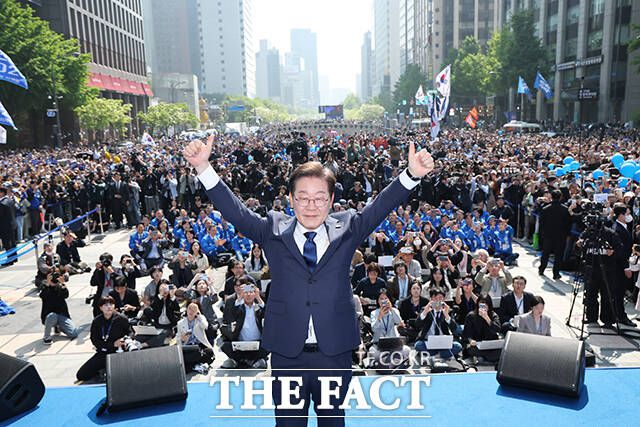 이재명 더불어민주당 대선 후보가 12일 오전 서울 중구 청계광장에서 열린 제21대 대통령 선거 출정식에 참석해 두 팔을 번쩍 들어올리며 기념사진 촬영을 하고 있다. /배정한 기자