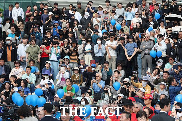 이재명 후보 선거유세 바라보는 포항 시민들.