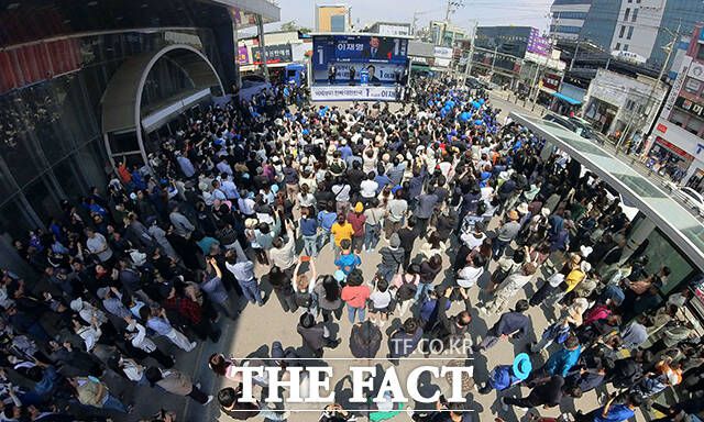 첫 유세 장소는 박정희 전 대통령 생가가 있는 구미다. 보수정치의 태동지라 불리는 이곳에서 이 후보는 "안동 예안면 도촌리 지통마에서 태어나 초등학교 졸업할 때까지 안동의 물을 먹고, 풀과 쌀을 먹고 자랐는데 왜 저는 이 동네에서 20% 지지도 못 받을까"라며 경북 출신임을 강조했다. /배정한 기자