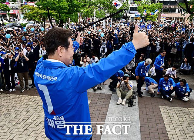 연설 마친 뒤 인사하는 이재명 후보.