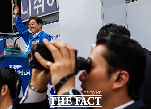 철통경호 받으며 지지자들에게 인사하는 이재명 후보.