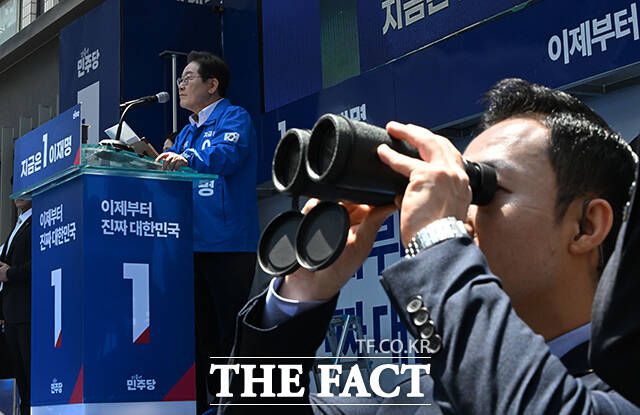 이재명 후보의 경호를 위해 망원경으로 주변 경계하는 경찰.