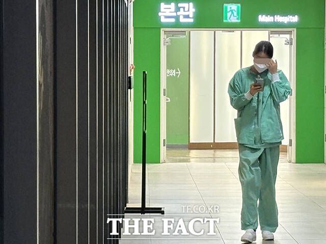 전공의들이 정부의 '의대 증원' 방침에 반발해 파업 하면서 병원에 남은 간호사들의 업무가 가중되고 있는 가운데 24일 서울의 한 대학병원에서 간호사들이 분주히 움직이고 있다. /서예원 기자