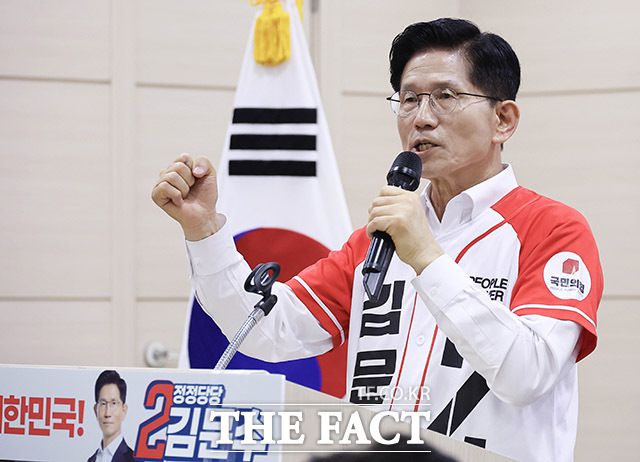 김문수 국민의힘 대선 후보가 13일 오후 부산 수영구 국민의힘 부산시당에서 열린 선대위 출정식 및 임명장 수여식에서 인사말을 하고 있다. /부산=임영무 기자