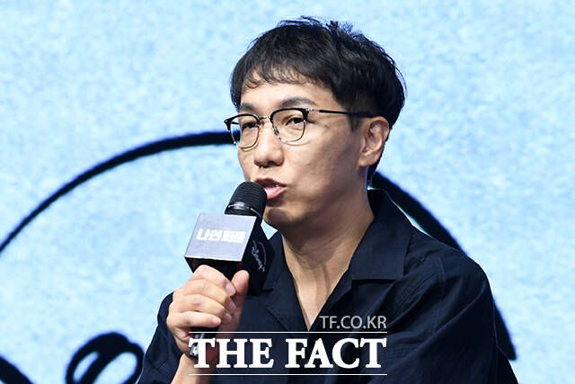 윤종빈 감독이 14일 오전 서울 종로구 JW 메리어트 동대문 스퀘어에서 열린 디즈니+ 새 오리지널 시리즈 '나인 퍼즐' 제작발표회에 참석해 "처음 대본을 봤을 때 굉장히 흡입력이 있었다"고 밝혔다. /서예원 기자
