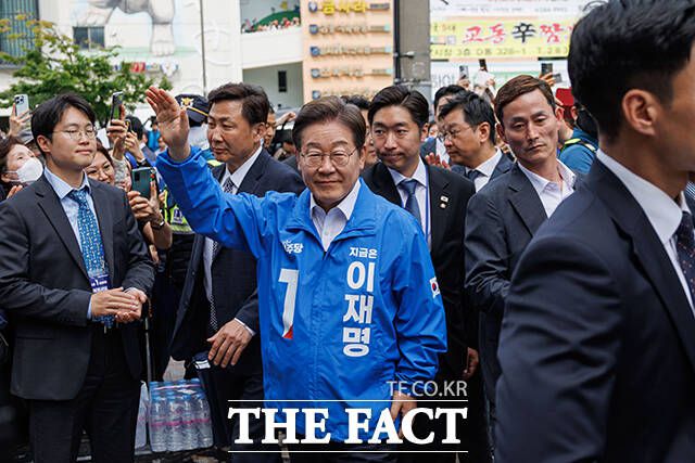 상남분수광장 집중유세를 위해 입장하는 이재명 후보.