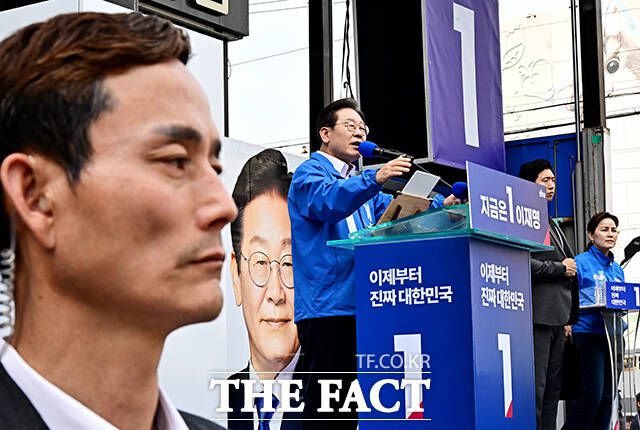 철통경호 받으며 연설하는 이재명 후보.