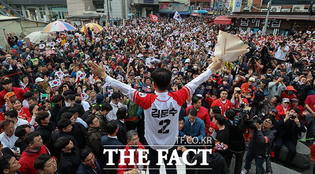 다만 유세 현장에서는 미처 봉합되지 못한 당내 갈등이 드러나기도 했다. 사진은 김 후보가 공식 선거운동 이틀째인 13일 오후 부산 자갈치 시장을 찾아 지지를 호소하고 있는 모습. /부산=임영무 기자