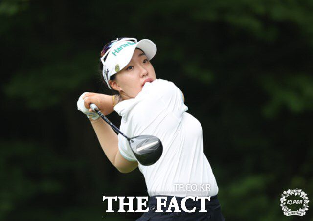 15세 255일 만에 일본의 최연소 프로전향 기록(17세 271일, 하타오카 나사) 마저 경신한 이효송./KLPGA