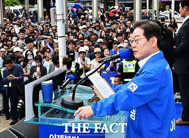 창원 상남분수광장에서 연설하는 이재명 후보.