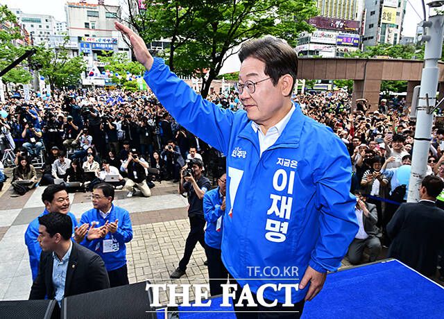 지지자들에게 인사하는 이재명 후보.