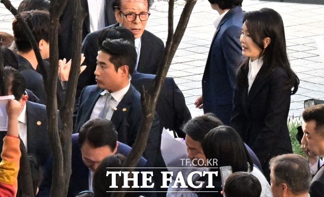 대통령직에서 파면된 윤석열 전 대통령과 김건희 여사가 11일 오후 서울 용산구 한남동 관저를 떠나 사저인 서초동 아크로비스타에 도착해 주민들의 환영을 받으며 자택으로 들어가고 있다. /임영무 기자