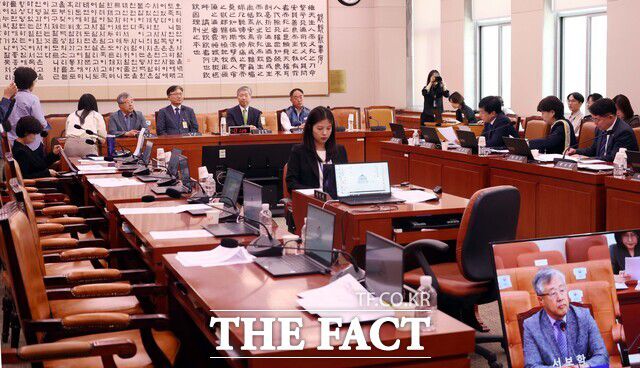 14일 오전 서울 여의도 국회 법제사법위원회에서 조희대 대법원장 등 사법부의 대선개입 의혹 진상규명 청문회가 열리고 있는 가운데 국민의힘 의원들의 빈자리가 눈에 띄고 있다. /뉴시스