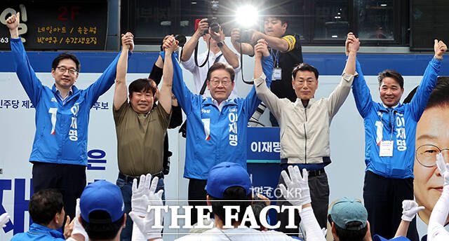 지지자들에게 인사하는 이재명 후보.