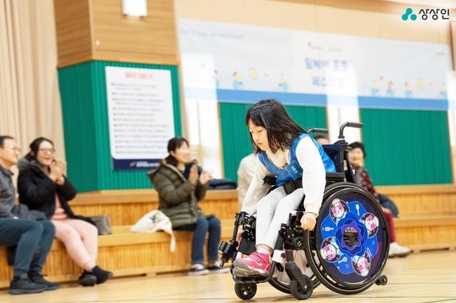 상상인그룹이 2021년부터 5년간 '신체발달 프로젝트'를 진행하며 휠체어 사용 아동·청소년들의 건강한 신체발달과 사회성 발달 등을 돕고 있다. 한 아동이 경기도 성남시에 소재한 야탑유스센터에서 휠체어 운동에 참여하고 있다. /상상인그룹