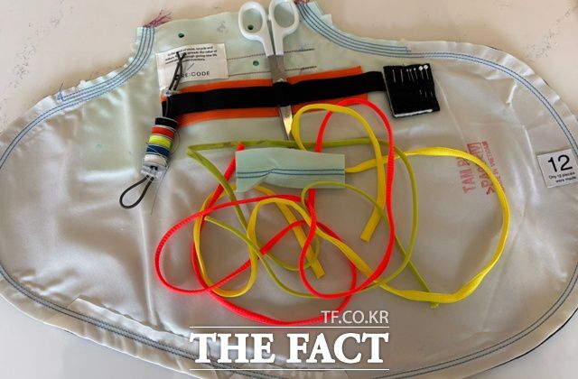 전시회에서는 에어백과 운동화끈을 활용해 나만의 키링을 만드는 '리테이블 DIY 워크숍'에 참여할 수 있다. /문화영 기자