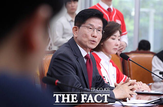 김 위원장은 김문수 국민의힘 후보를 겨냥해선 "윤석열과 전광훈 두 극우정치인 덕분에 대선후보 자리에 올랐다"며 "본질적으로 전광훈이 키우고 윤석열이 지지한 후보로서, 윤·전 극우정치와의 절연이 원천적으로 불가능하다"고 비판했다. /임영무 기자