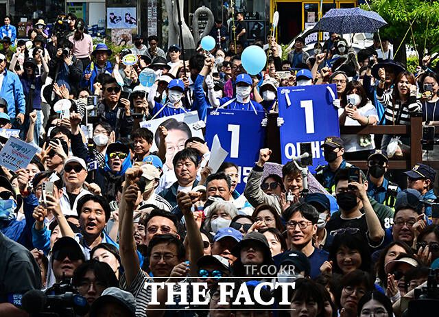 북극항로 개발이라는 장기적 비전도 제시했다. 이 후보는 "북극항로가 열리고 있다. 지구 온난화로 배가 항행할 수 있는 시간이 계속 늘고 있다"며 "2030년대가 되면 아주 활성화될 것이다. 미리 준비해야 한다"고 말했다. /배정한 기자