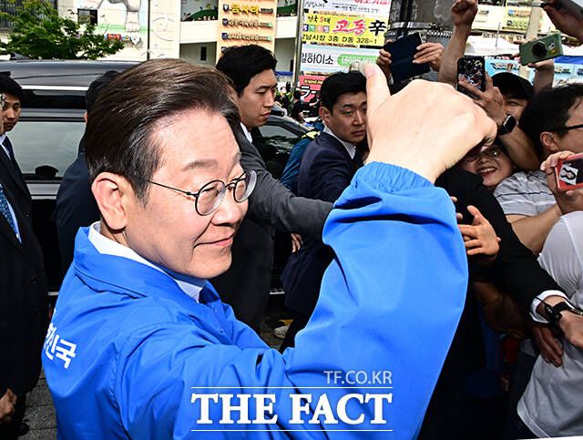 이 후보는 특히 선거 낙관론을 경계하는 메시지를 거듭 강조했다. "세 표가 부족하다 이렇게 생각하고 꼭 세 표씩 (독려를) 해주시길 바란다"며 "무슨 '많이 이기니' 그런 소리 절대 하지마라. 반드시 한 표라도 이겨야 되는 절박한 선거"라고 경계했다. /배정한 기자