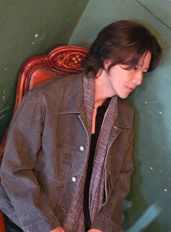 김현성은 "열심히만 했던 때 이후 많은 부침을 겪기도 하고 노래를 하는 게 뭔지, 어떤 가치가 있는지 뼈저리게 느꼈다. 예전만큼 활동은 못 하겠지만 잘 준비해서 하나씩 내놓는 걸 꾸준히 하고 싶다"고 말했다. /넥스타엔터