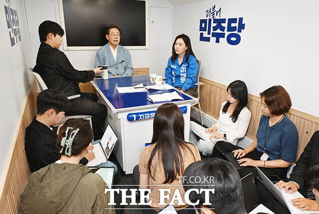 유튜브 라이브 일정을 마친 뒤 취재진 질문에 답변하는 이재명 후보. /하동=뉴시스