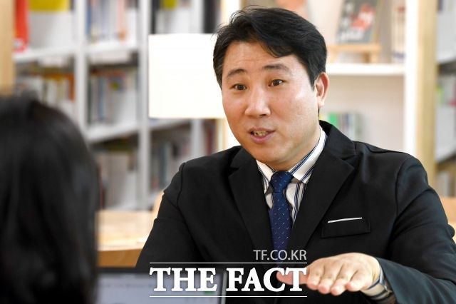 김대선 교사는 비나 눈이 오지 않는 날에는 손으로 바퀴를 돌리는 장애인용 자전거인 핸드사이클로 출퇴근 한다. 2020년부터는 자전거 라이딩 동아리 '사이클 동행반'을 운영하고 있다. 동아리 회장을 맡고 있는 최정훈 군은 "다리 힘으로도 오르기 힘든 언덕에 늘 포기하지 않고 도전하는 선생님 모습이 늘 인상적이다"라며 "서로 이해하고 배려하며 더불어 살아가야하는 세상임을 배운다"고 말했다./서예원 기자